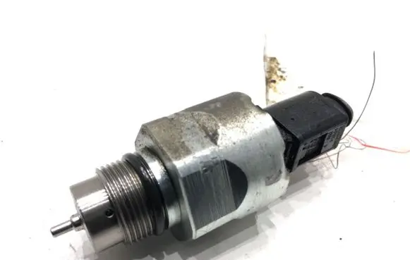 Volkswagen Golf VI Fuel pressure regulator 