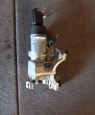 Volkswagen PASSAT B5 Ignition lock 4D0905851E