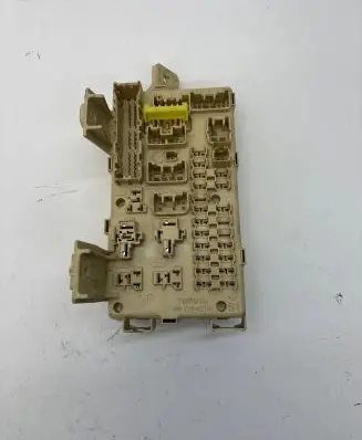 Toyota Avensis T250 Fuse module 8264105020A 8264105020