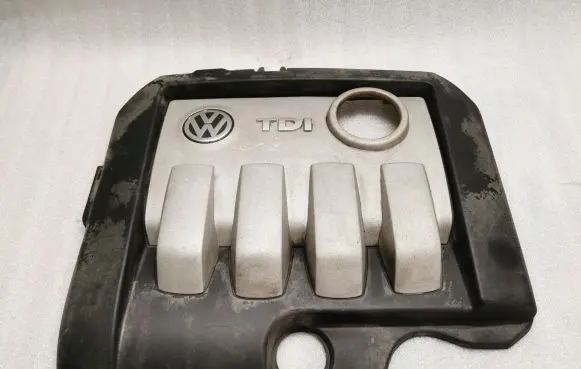 Volkswagen Golf V Engine cover (trim) 03G103925