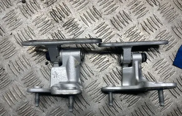 Mercedes-Benz CLS C218 X218 Front door hinge set A046572