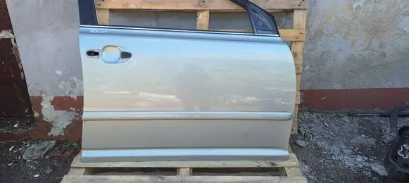 Toyota Avensis T250 Front door