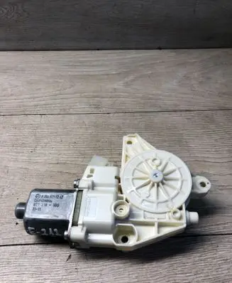 Mercedes-Benz E W212 Front door window regulator motor A2048200242 971218100