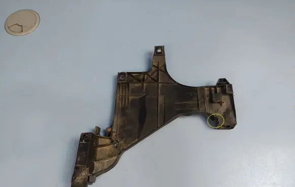 Headlight/headlamp mounting bracket