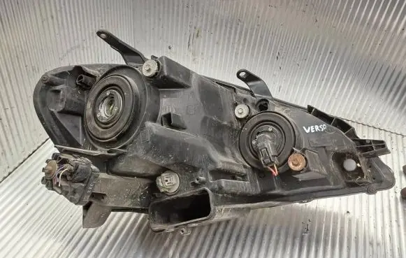 Toyota Avensis Verso Headlight/headlamp