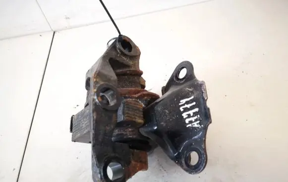Volkswagen Jetta V Engine mount bracket