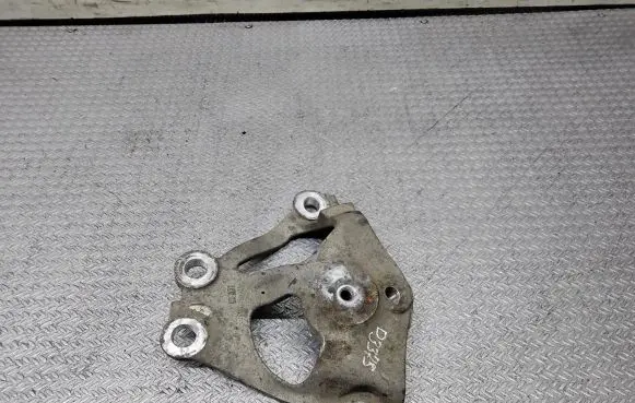 Honda Civic Engine mounting bracket