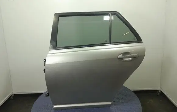 Toyota Avensis T250 Rear door