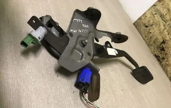 Renault Clio IV Brake pedal
