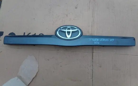 Toyota Verso Trunk door license plate light bar 768110F050