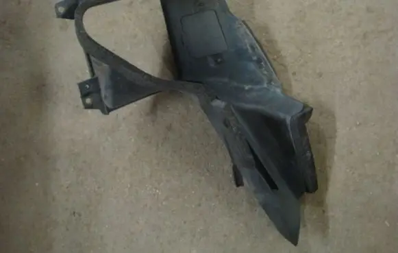 Mazda 3 II Intercooler air channel guide 