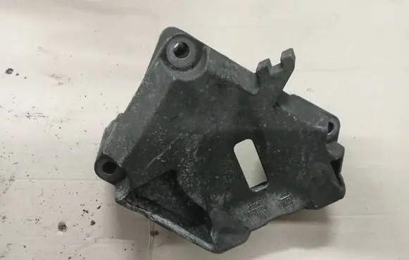 Opel Corsa D Engine mounting bracket 13130728