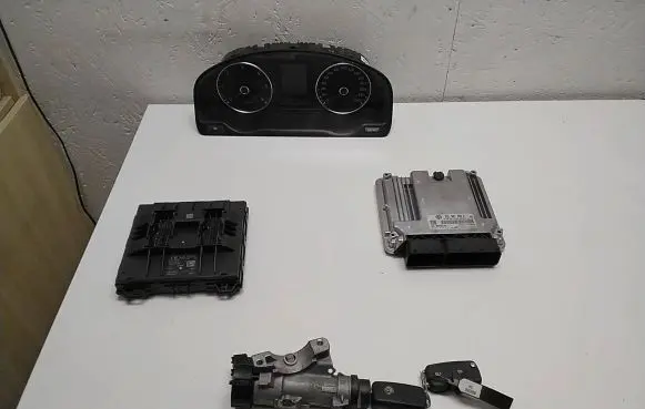 Volkswagen Multivan T5 Engine ECU kit and lock set 03L907309K 0281016272 6R0905851