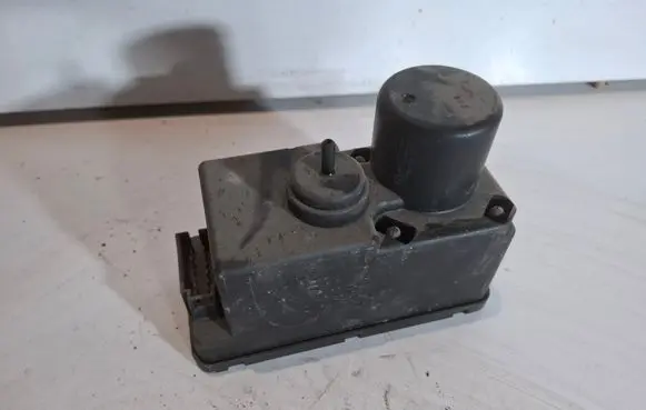 Volkswagen PASSAT B3 Central locking vacuum pump 357862257