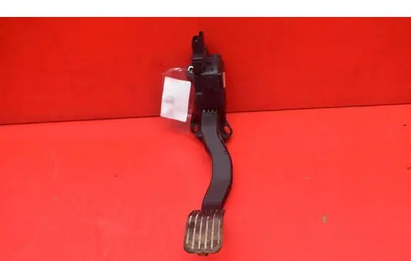 Accelerator throttle pedal