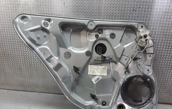 Rear door manual window regulator