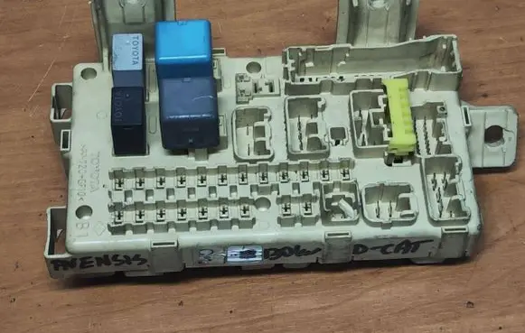 Toyota Avensis T250 Fuse module 82641CA030F 3450508577 05111110372401
