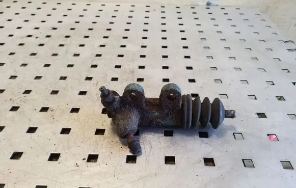 Toyota Avensis T220 Clutch slave cylinder 