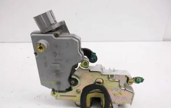 Nissan Primera Front door lock