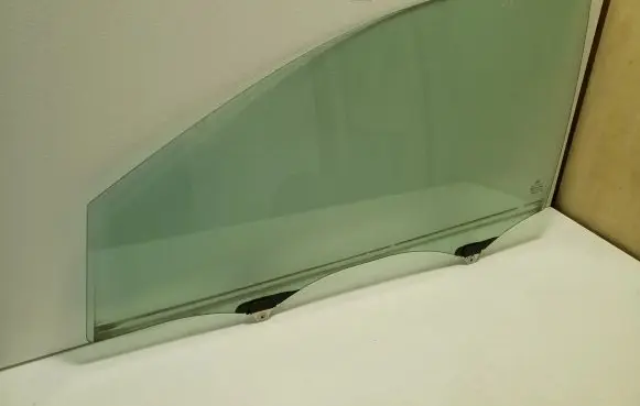 Honda CR-V Front door window glass four-door