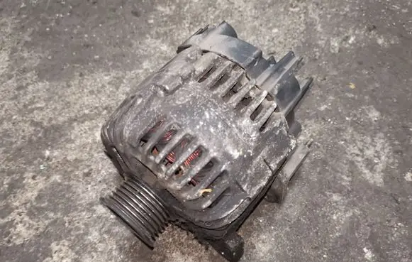 Volkswagen Golf V Generator/alternator 03C903023B
