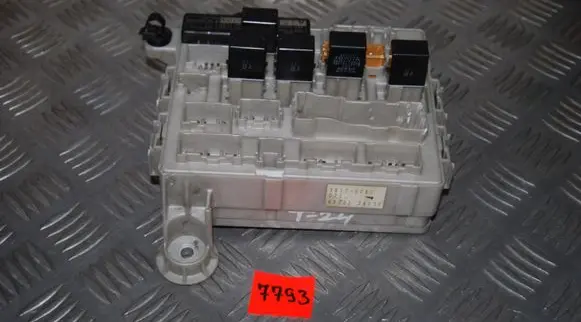 Toyota Previa (XR30, XR40) II Fuse module 8922128050