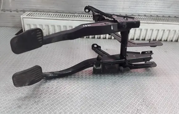 Volvo V70 Pedal assembly 