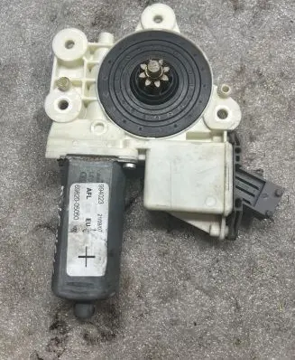 Toyota Avensis T250 Front door window regulator motor 992045100
