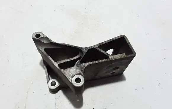 Volvo XC90 Engine mounting bracket 30741576
