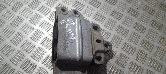 Volkswagen PASSAT B6 Engine mount bracket 3c0199555aa