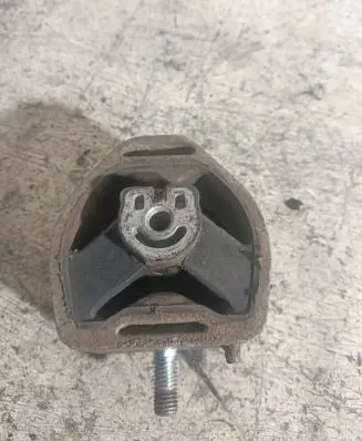 Volkswagen PASSAT B5 Engine mount bracket