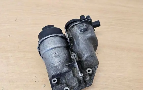 Volvo V70 Oil filter cover 30677920