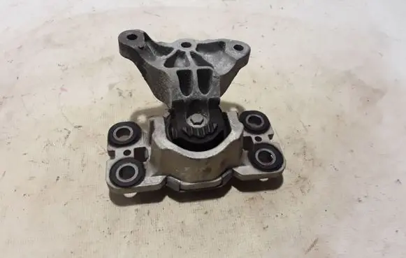 Volvo S60 Engine mount bracket 31401308