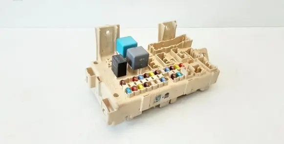 Toyota Avensis T250 Fuse module 82641CA010F 2080516180