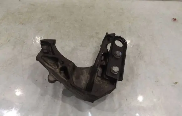 Engine mounting bracket