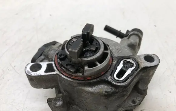 Peugeot 308 Vacuum pump 9804021880