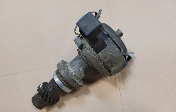 Volkswagen PASSAT B3 Spark distributor 037905205G