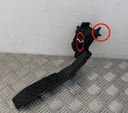 Volkswagen Touareg II Accelerator throttle pedal 7L0723507D 6PV008026