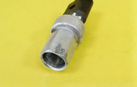 Volkswagen PASSAT B6 Air conditioning (A/C) pressure sensor 1JO959126