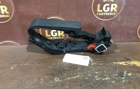 Mercedes-Benz E W211 Accelerator throttle pedal A2113000504