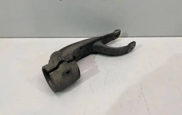 BMW X7 G07 Lower shock absorber bracket 6876683