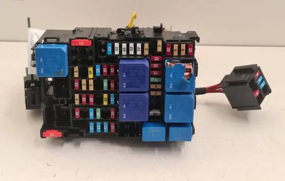 Renault Captur II Fuse module 243805499R