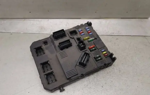 Citroen Berlingo Fuse module 9657999680 S118085320F
