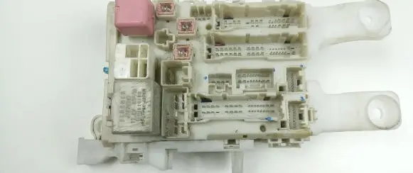Toyota RAV 4 (XA30) Fuse module 8273042020 M1607
