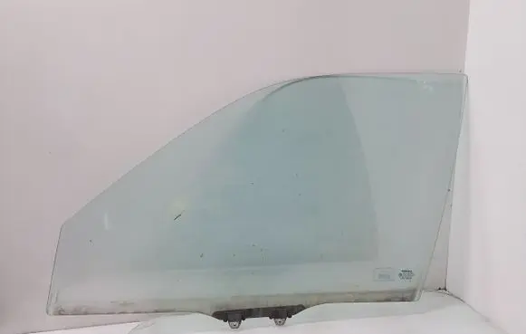Honda CR-V Front door window glass four-door