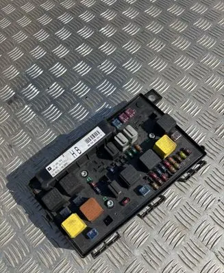Opel Astra H Fuse module 13206754
