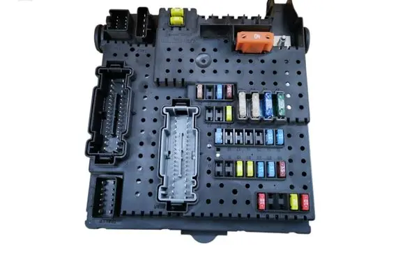 Volvo XC90 Fuse module 30728512 28017881 30720512