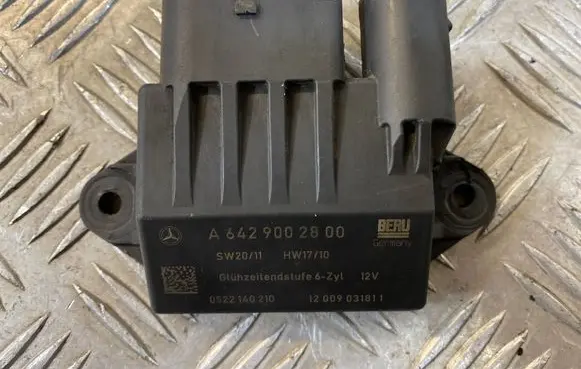 Mercedes-Benz E W211 Glow plug pre-heat relay A6429002800 0522140210 12009031811
