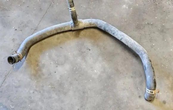 Engine coolant pipe/hose