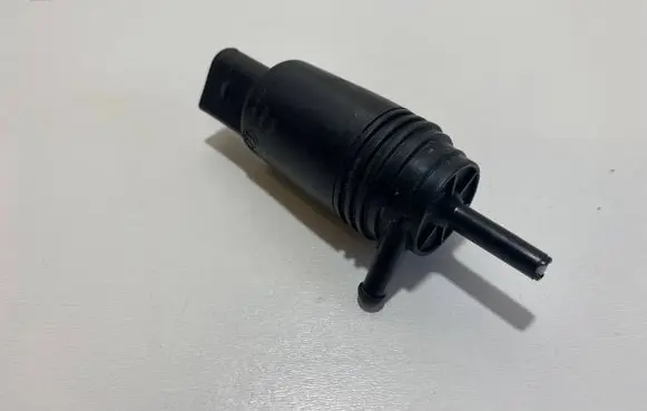 BMW 5 E60 E61 Windscreen/windshield washer pump 8377612